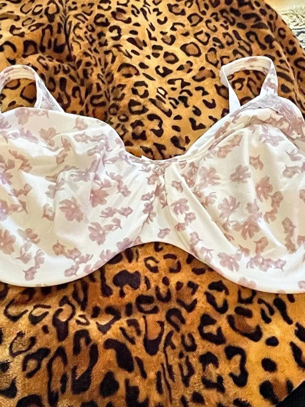 Bali Passion for Comfort Minimizer Underwire Bra 40DDD. New w/o tag
Purple flora